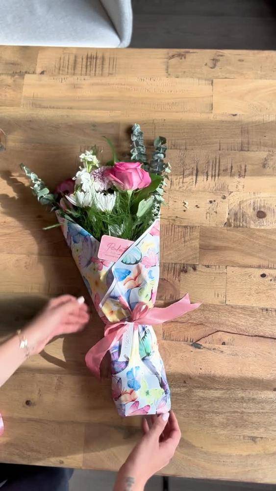 Charming Butterfly-Patterned Flower Bouquet Wrap