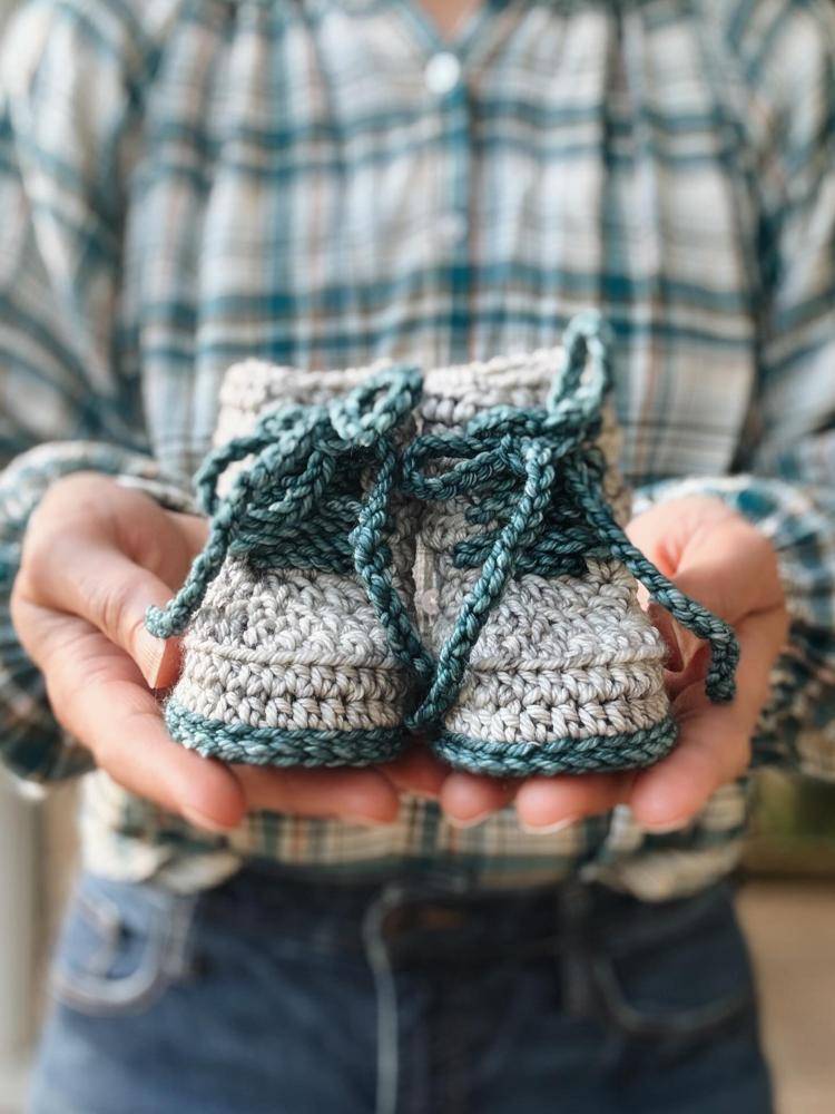 Charming Two-Tone Crochet Baby Booties with Laces