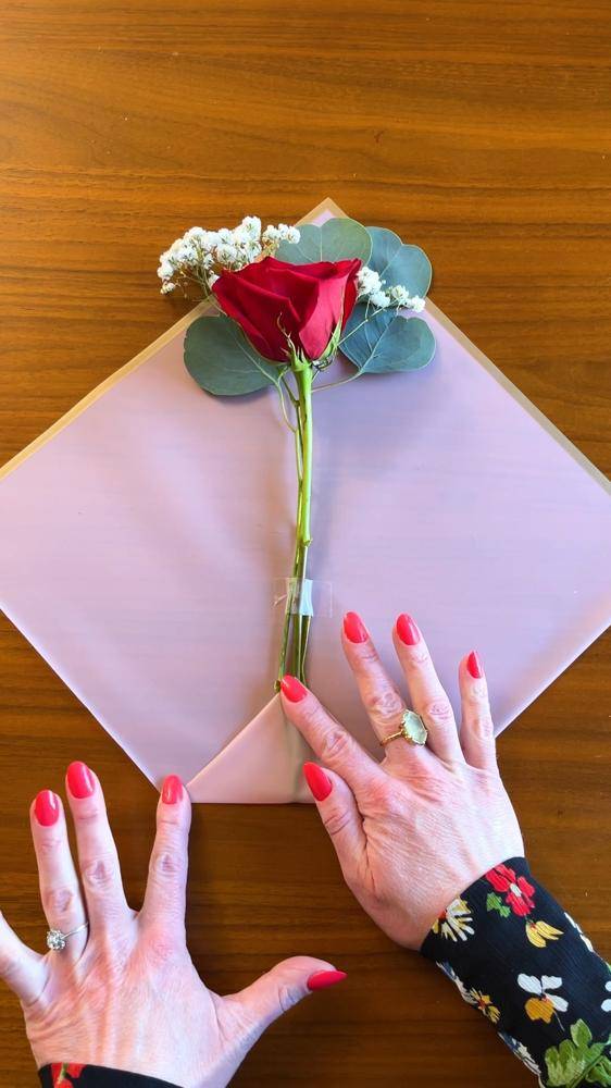 Elegant Single Rose Bouquet Wrapping